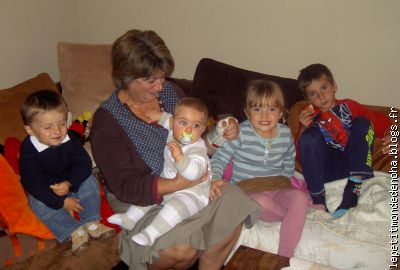 Avec mes cousins Albin, Valentin, Lalie et ......ma mémée Marie
